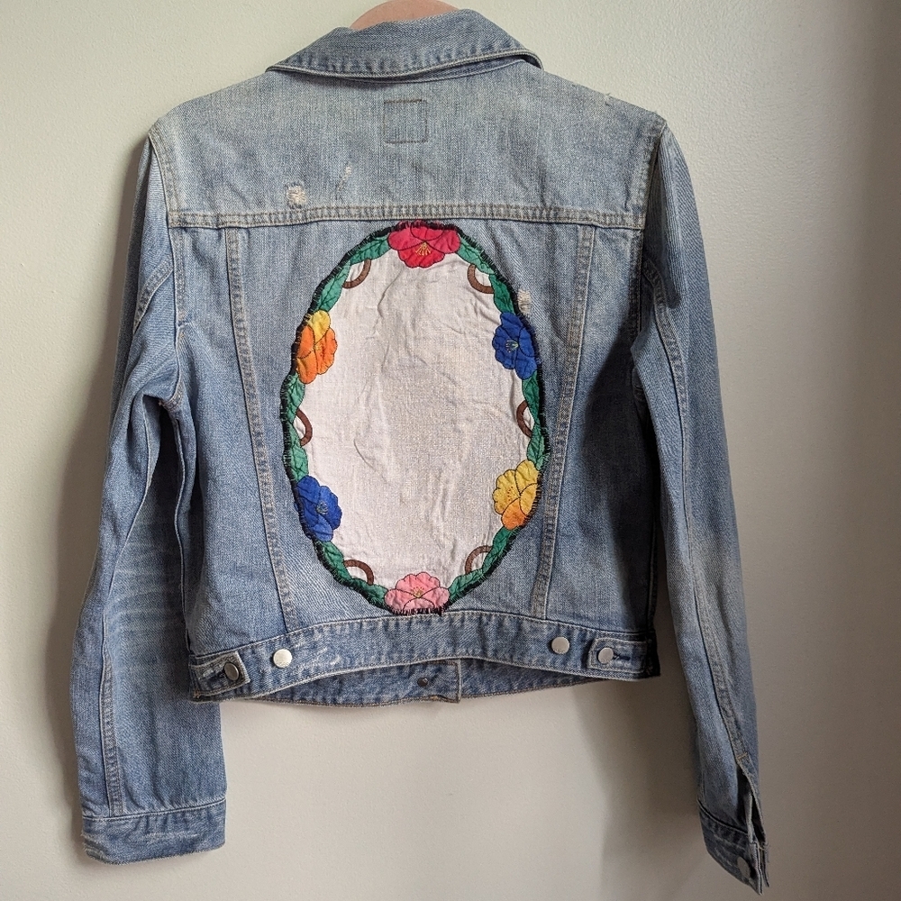 VINTAGE DIY Handmade Embroidered Floral Back Light Wash Jean Jacket Size Medium - Picture 13 of 13